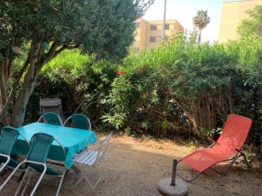 Appartement Le Lavandou en rez de jardin avec piscine